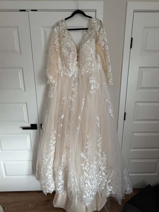 Missacc Dresses & Skirts - V-Neck Long Sleeve Tulle and Lace Wedding Dress